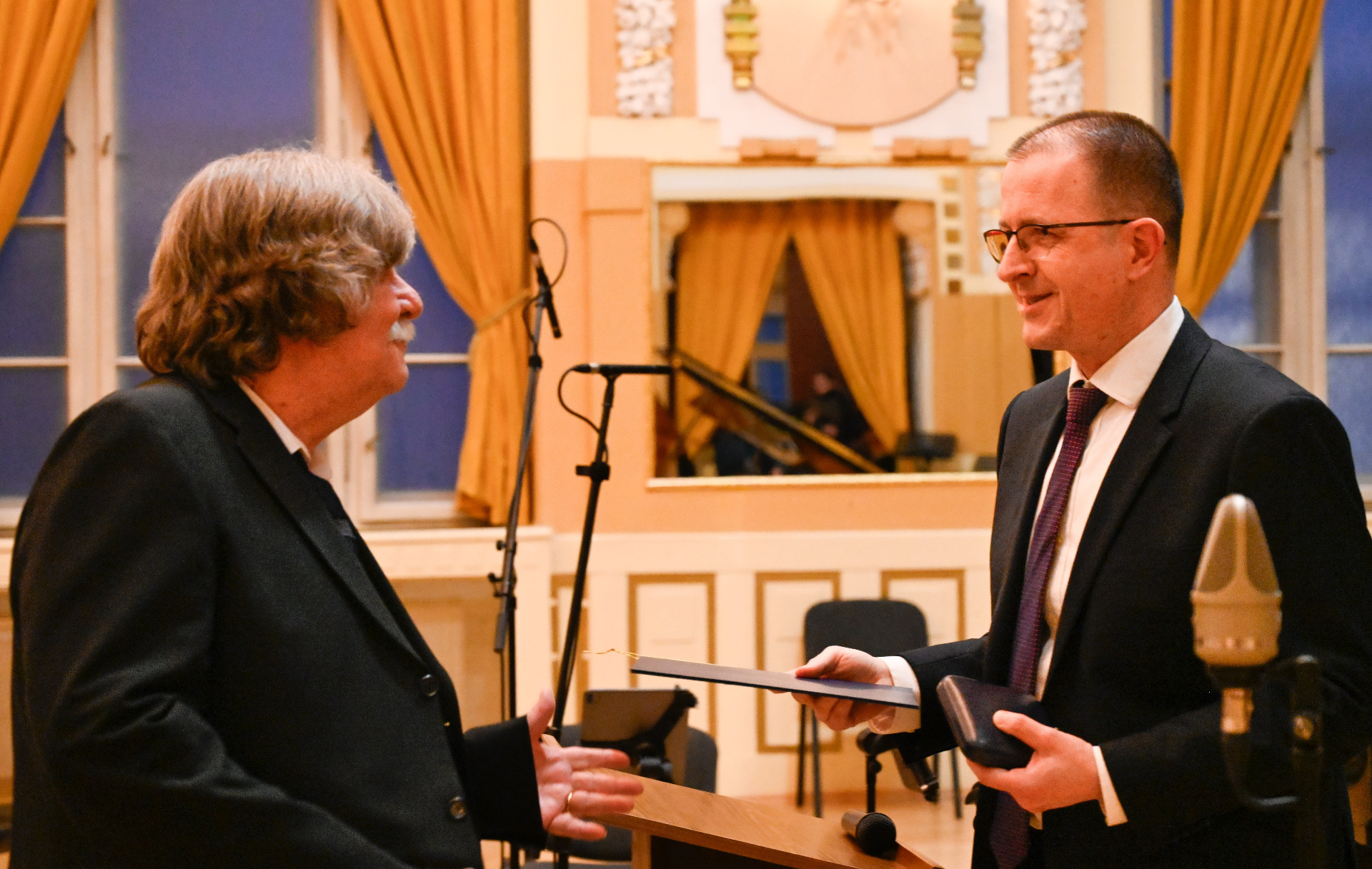 Professor Zouhar presents VG with the Golden Medal of Merit for the Faculty of Philosophy of the Comenius University