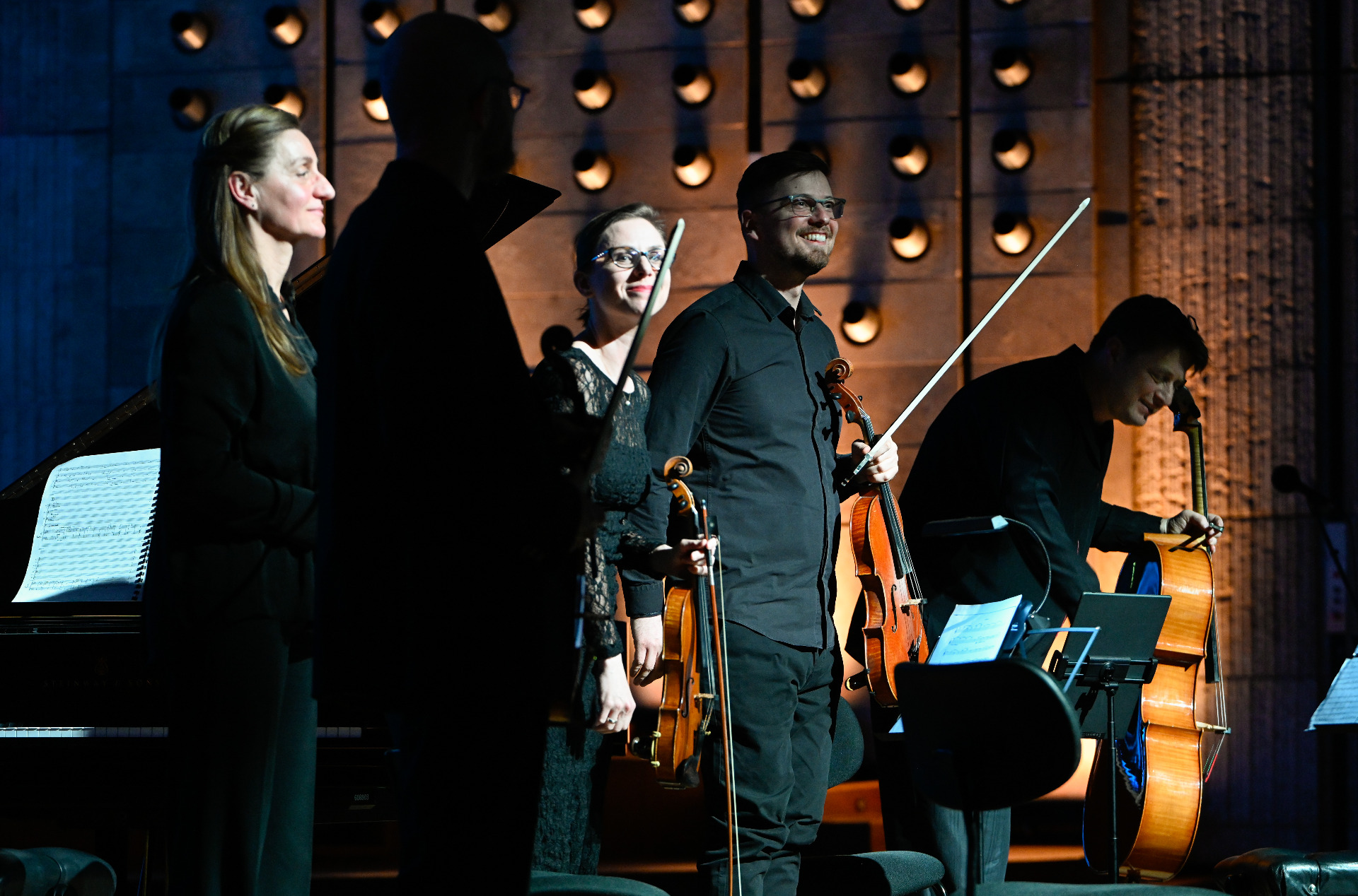 Nora Skuta, Daniel Rumler, Michaela Hrubá, Martin Ruman a Jozef Lupták v Déploration. Foto: Jarmila Uhlíková