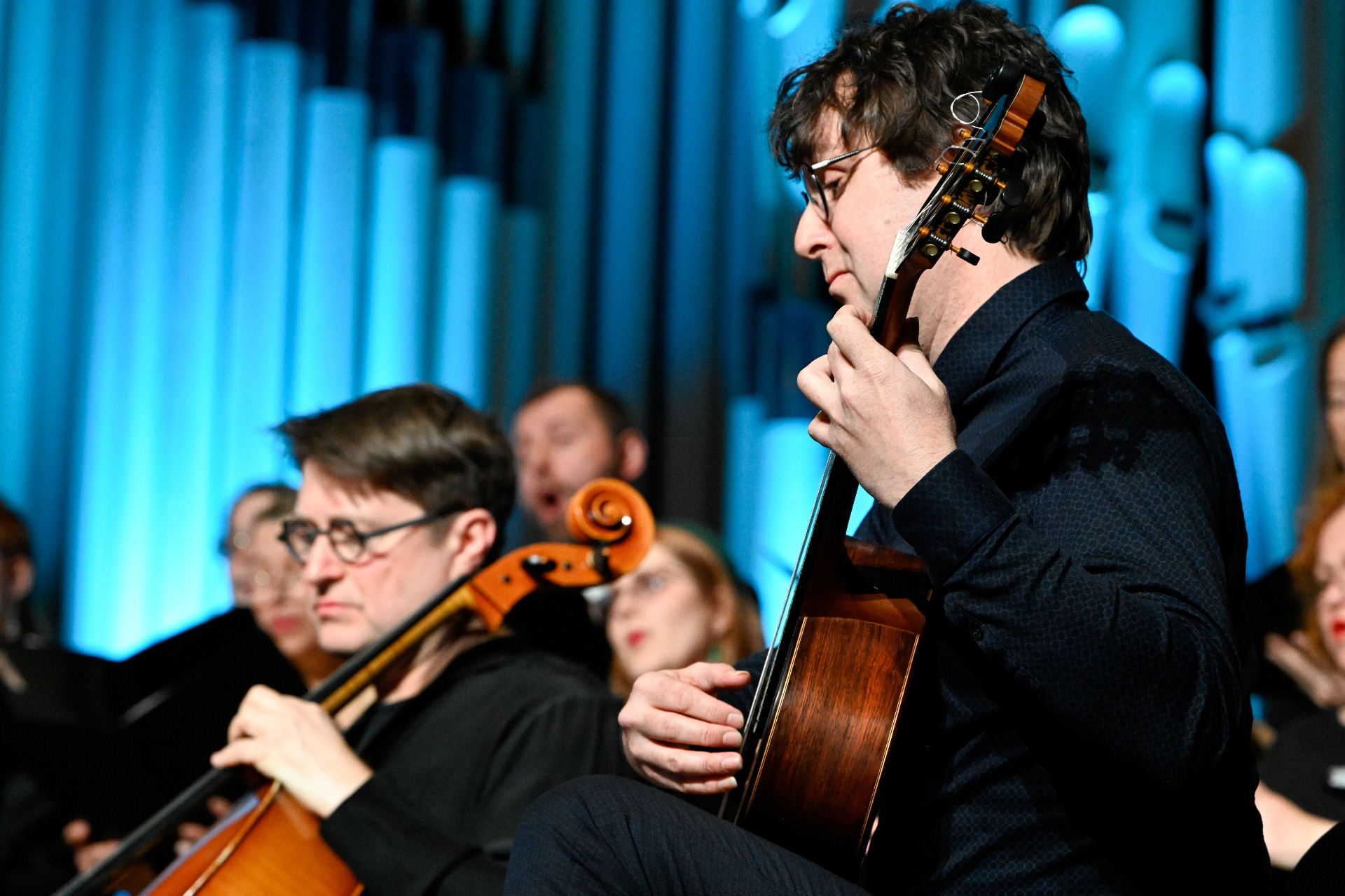 Jozef Lupták a Martin Krajčo sa k zboru Technik pridali v skladbe Dormi Jesu. Foto: Jarmila Uhlíková