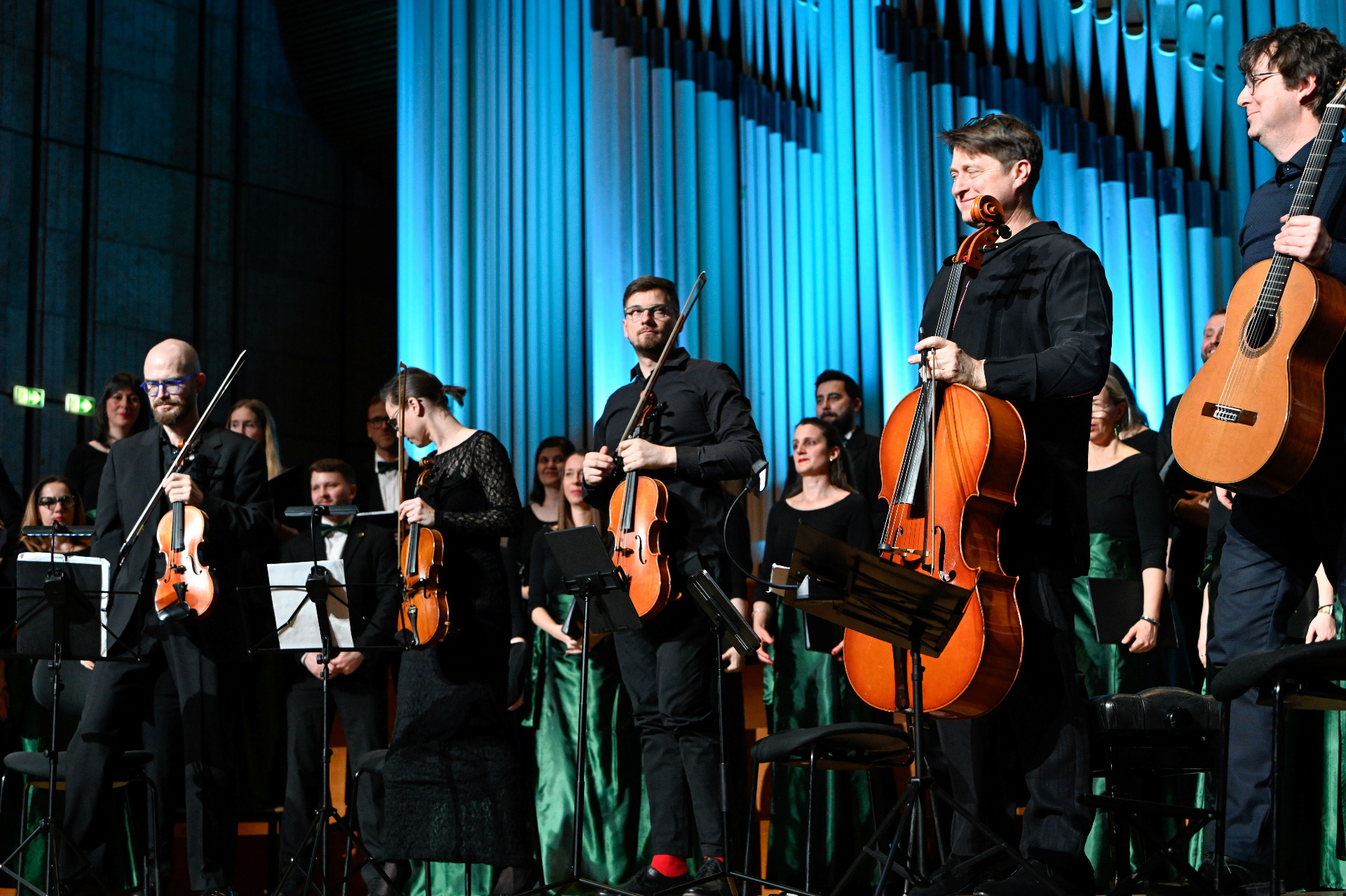 Daniel Rumler, Michaela Hrubá, Martin Ruman, Jozef Lupták a Martin Krajčo so zborom v skladbe Sweet and Low. Foto: Jarmila Uhlíková