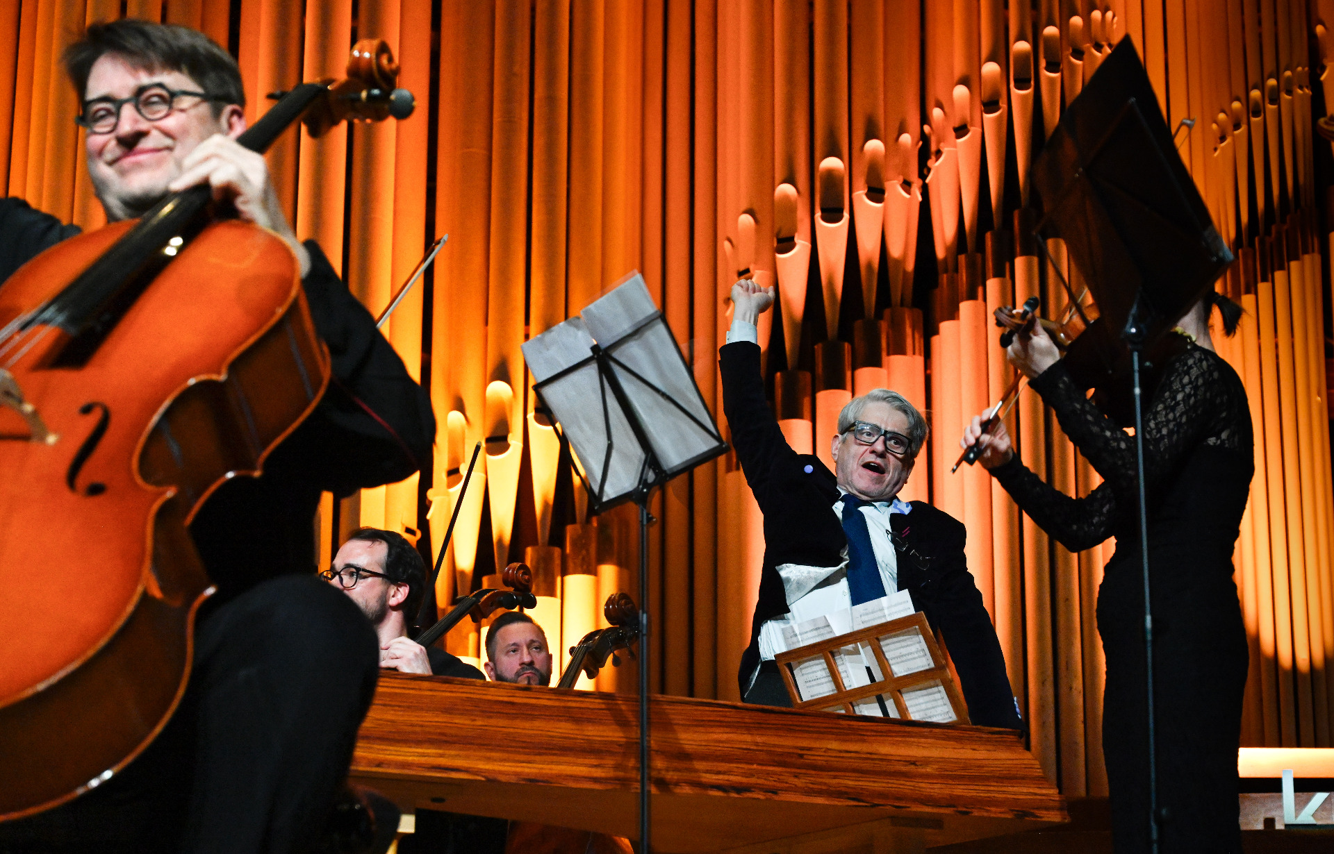 Finálny zdvih Petra Breinera, ktorý od čembala dirigoval prídavok. Foto: Jarmila Uhlíková